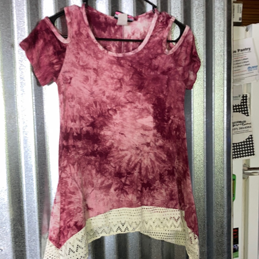 Discreet brand womens top size medium. Maroon color. Used in good condition.